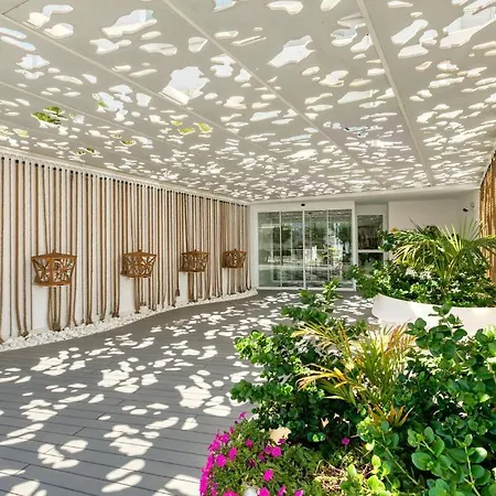 King Jason - Designed For Adults By Louis Hotel 4*