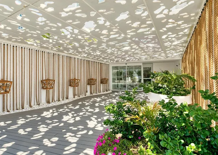 King Jason - Designed For Adults By Louis Hotel 4*